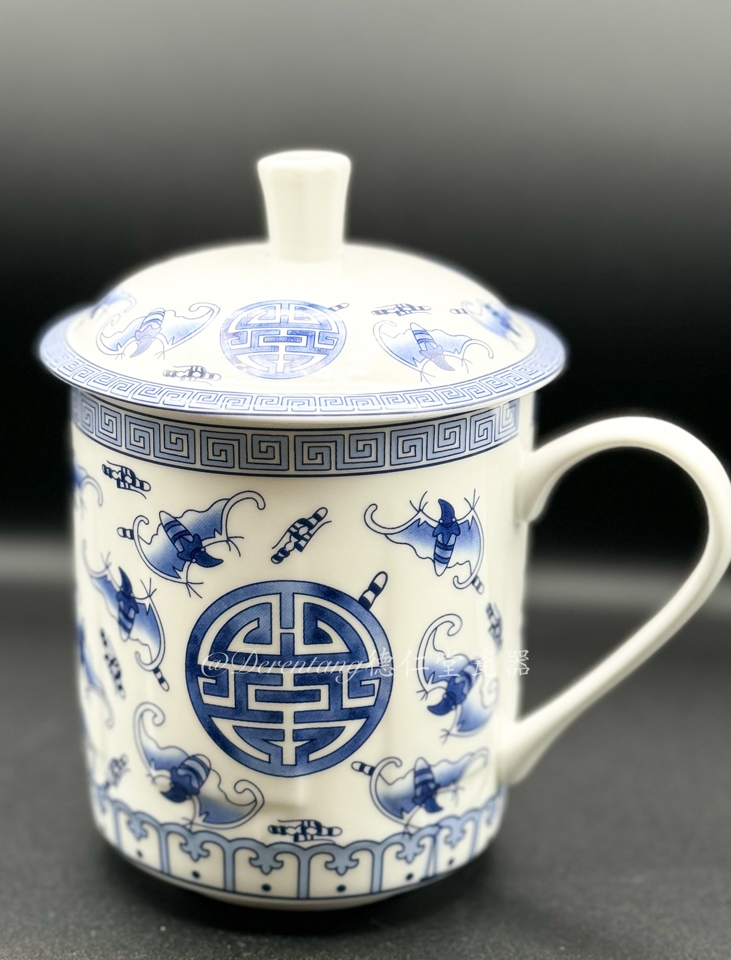 Blue and White Porcelain Tea Cup with Lid 青花瓷带盖茶杯