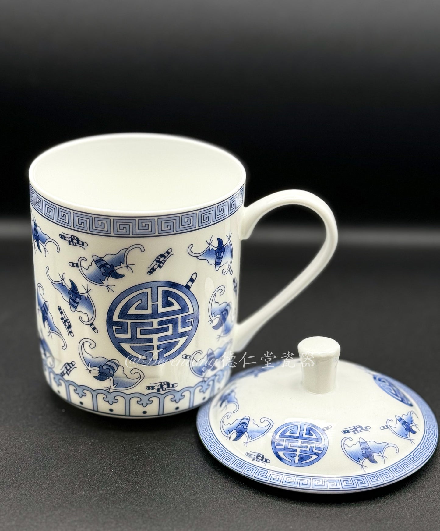 Blue and White Porcelain Tea Cup with Lid 青花瓷带盖茶杯