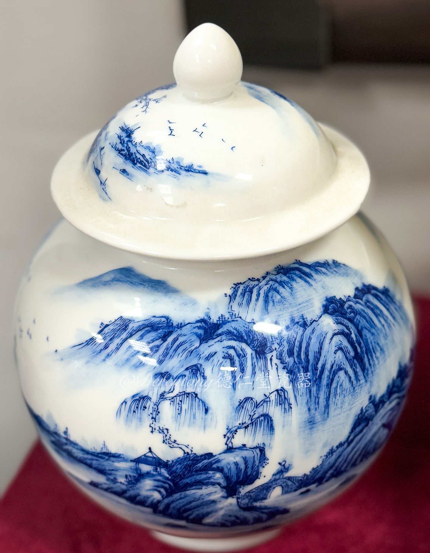 Blue and White Porcelain Jar with Lid 带盖青花瓷罐摆件