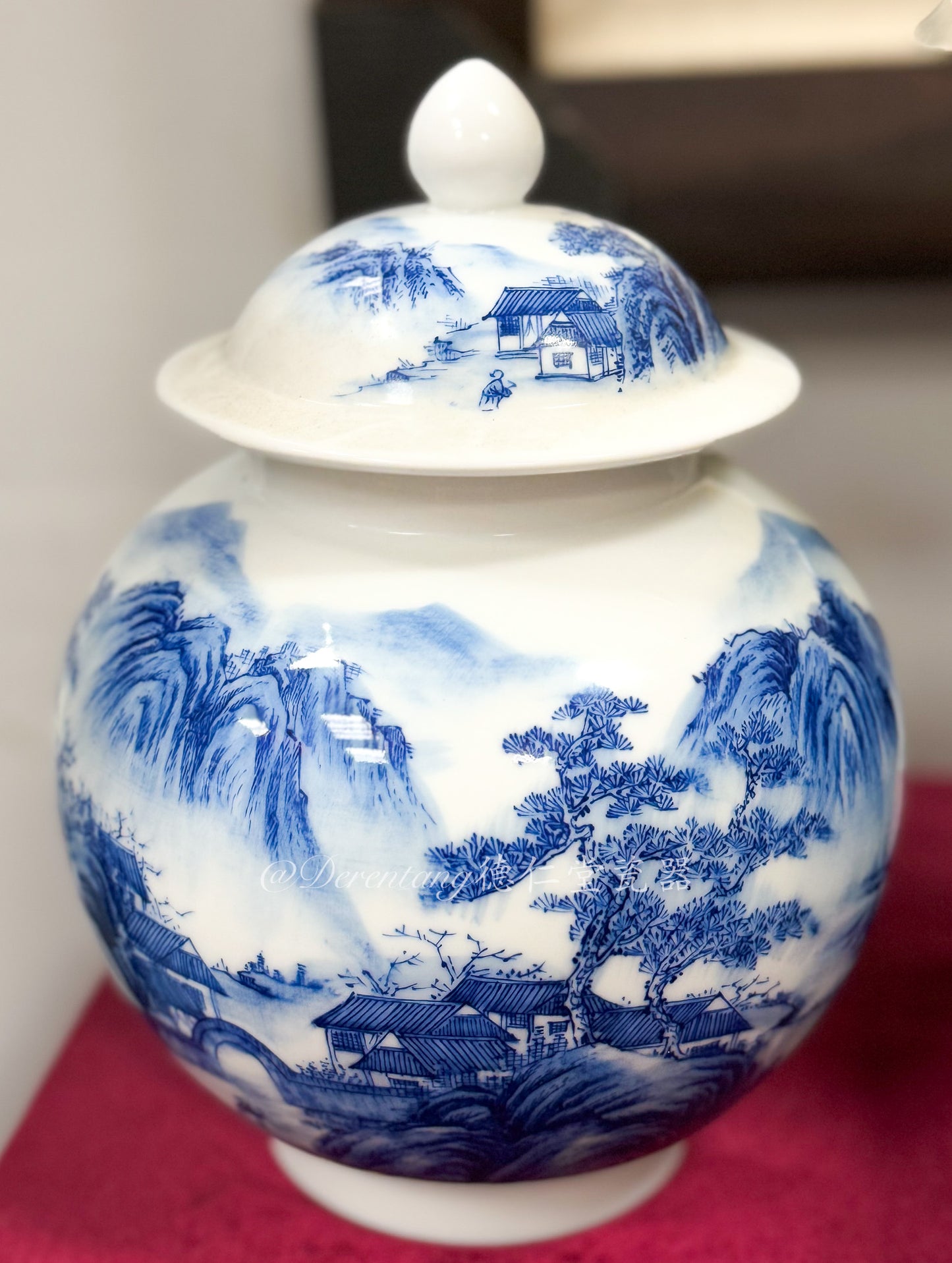 Blue and White Porcelain Jar with Lid 带盖青花瓷罐摆件