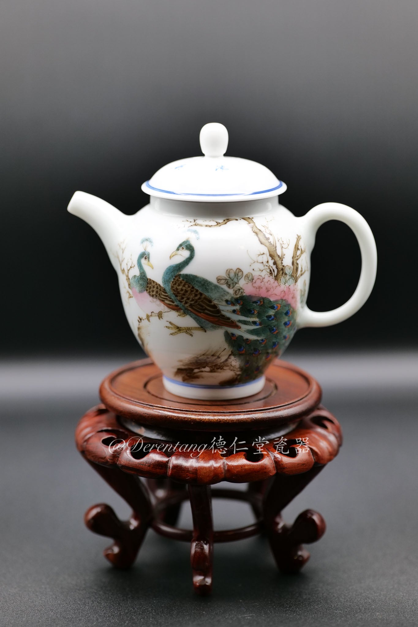 Handcrafted and painted egg-shell porcelain tea pot 薄胎手工茶杯：富贵吉祥